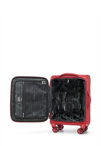 Rode harde koffer met vier draaibare wielen, ritscompartimenten en interne gaaszakken met een gestreept zwart en grijs patroon.