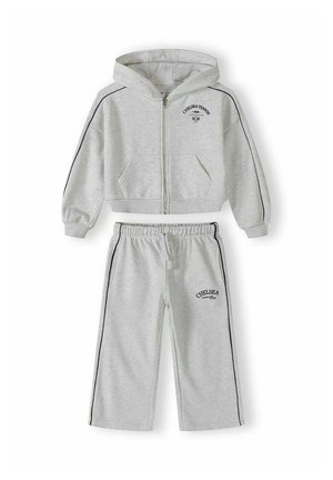 Jasnoszary dres dziecięcy dwuczęściowy z kapturem na zamek i spodniami z elastycznym pasem, z czarnymi paskami i napisem "Chelsea Tennis".