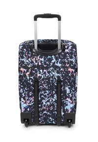 Valigia nera con un motivo astratto colorato, dotata di manico retrattile, due ruote e esterno in tessuto resistente. Base piatta.