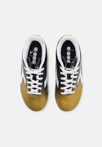 Diadora CATTURA II JR UNISEX - Nogometne kopačke za čvrstu podlogu - black/white/gold