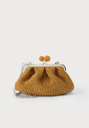 Petite pochette tissée marron avec cadre métallique argenté, deux fermoirs ronds en bois, et une courte chaîne argentée sur fond blanc.