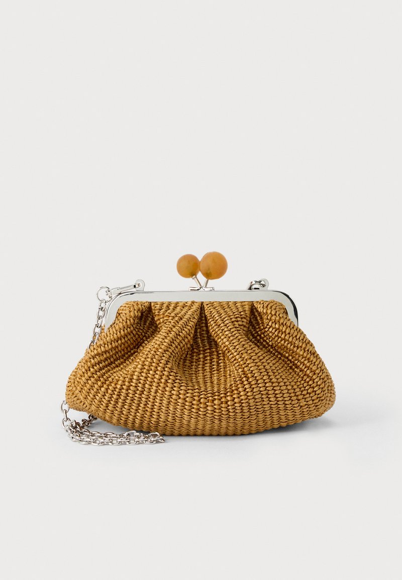 Petite pochette tissée marron avec cadre métallique argenté, deux fermoirs ronds en bois, et une courte chaîne argentée sur fond blanc.