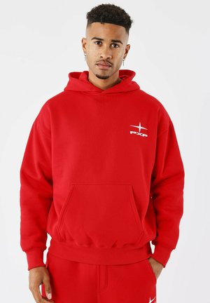 Sudadera roja de tejido suave, con un bolsillo frontal y puños acanalados. Diseño de logo en blanco en el pecho. La capucha ajustada completa el look.
