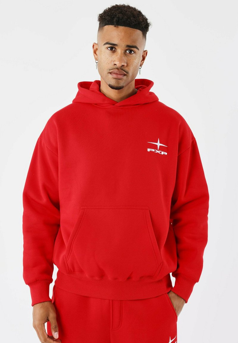 Felpa rossa con cappuccio realizzata in tessuto morbido, dotata di tasca frontale e polsini a coste. Design del logo bianco sul petto. Cappuccio tirato completa il look.