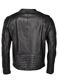 Zwarte leren motorjack met gewatteerde schouderaccenten en textuurpanelen. Heeft een gladde afwerking en een getailleerd ontwerp.