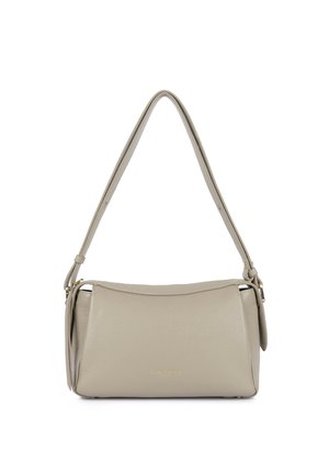 Sac à bandoulière en cuir beige avec une seule sangle et un design minimaliste, présentant un logo doré subtil à l'avant.