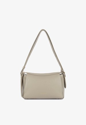 Beige leren schoudertas met een enkele band en minimalistisch ontwerp, met subtiele gouden branding aan de voorkant.