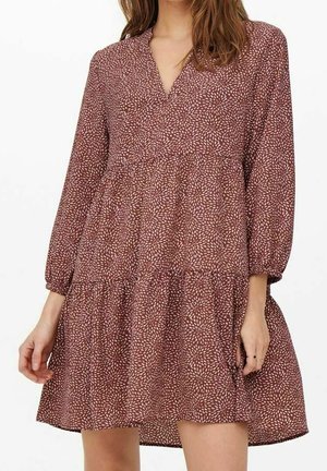 Une variation d'une robe bordeaux foncé avec des manches longues, un décolleté en V et un ourlet en couches. Présente un petit motif blanc en forme de feuille sur l'ensemble.