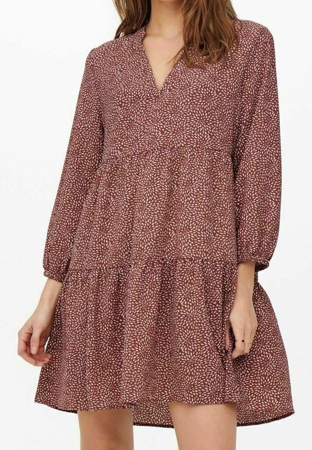 Variación de un vestido burdeos oscuro con mangas largas, escote en V y un dobladillo en capas. Presenta un pequeño patrón blanco parecido a hojas en toda la prenda.
