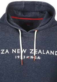 NZA New Zealand marine hoodie met witte letters, rode accenten en verstelbare trekkoord. Zachte textuur, kangoeroezak.