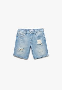 Shorts en denim bleu clair avec des patchs déchirés, des bords effilochés et un design classique à cinq poches. Fermeture à bouton en métal à la taille.