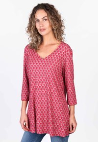 Rotes Tunika-Oberteil mit V-Ausschnitt und drei Viertel-Ärmeln, das ein wiederholendes geometrisches Muster in cremefarbenen und rosa Schattierungen anbietet. Weicher Stoff.