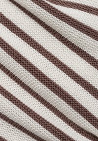 Gestreepte stof met afwisselend bruin en crèmekleuren, gebreide textuur met diagonale lijnen, die de zachtheid en diepte benadrukt.