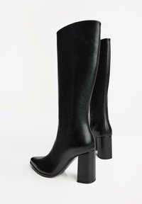 Schwarze knielange Stiefel aus glattem Synthetikleder. Merkmale eine quadratische Zehenform und einen blockartigen Absatz für Stabilität.