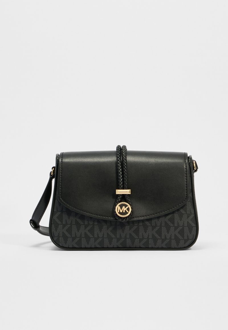 Schwarze Umhängetasche mit einer glatten Lederfront und monogrammiertem Stoff. Geflochtenes Tragegurt mit goldfarbener Hardware und einem kreisförmigen Logo-Highlight.