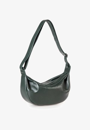 Sac à épaule en cuir vert foncé, de forme incurvée en croissant avec une large sangle, présenté sur un fond blanc.