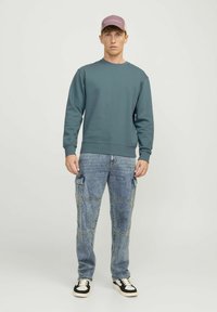 Jack & Jones JJESTAR CREW NECK - Ikdienas džemperis - goblin blue
