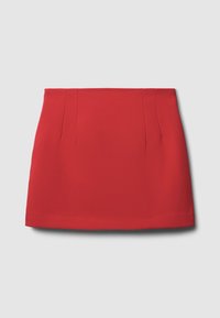 Jupe rouge en tissu lisse. Présente une coupe droite avec deux plis à l'avant, une longueur courte et un ourlet propre. Aucun matériel ou motif visible.