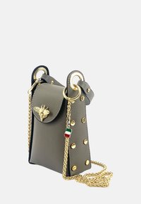 Grijze leren handtas met gouden accenten, voorzien van een bijenembleem, decoratieve studs en een gevlochten gouden schouderriem.