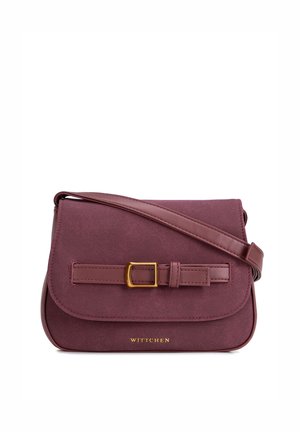 Kleine bordeauxrode crossbodytas met verstelbare band, voorflap, gouden gespdetail en merknaam "Wittchen" in gouden letters geperst.