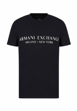 Camiseta de algodón negra con destacado texto blanco "ARMANI EXCHANGE MILANO / NEW YORK" en el pecho. Diseño clásico de cuello redondo.