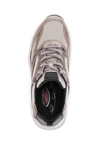 Lichtgrijze en beige mesh sportschoen met een ronde neus, stevige veters, gestructureerde zijkanten en een zwarte binnenkant met logo-detail.