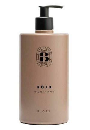 Beige pumpeflaske med Björk Höjd Volume Shampoo med sort logo og tekst på en hvid baggrund.