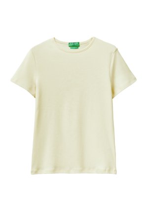 Kremowy t-shirt z krótkim rękawem i okrągłym dekoltem, z zieloną metką "United Colors of Benetton" na kołnierzu.
