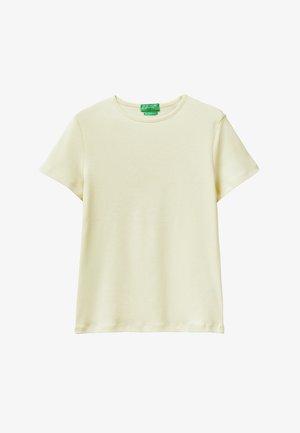 T-shirt crème à manches courtes avec col rond et une étiquette verte portant la mention « United Colors of Benetton » au niveau du col.