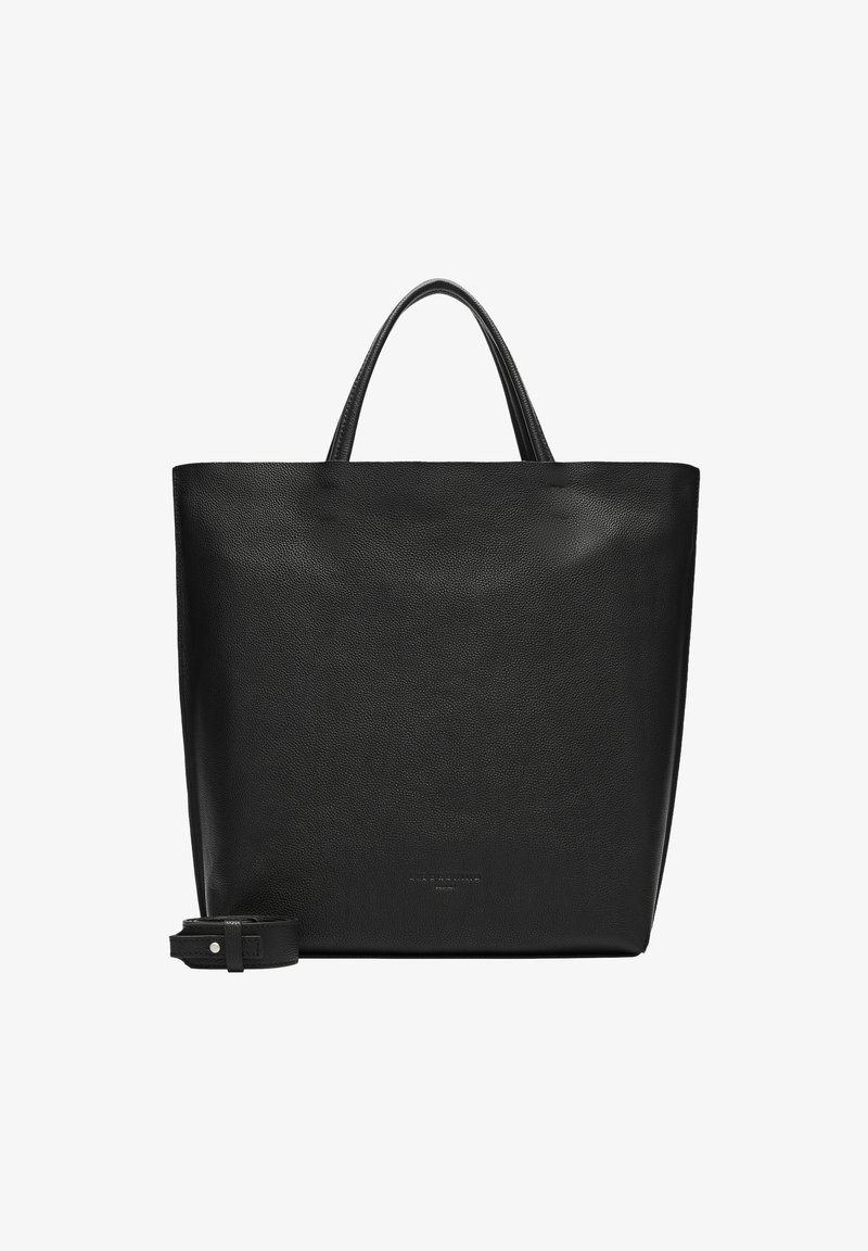 Zwarte leren totebag met een gestructureerd oppervlak, open bovenkant, dubbele handvaten en een verstelbare schouderriem. Minimalistisch ontwerp met subtiele branding.