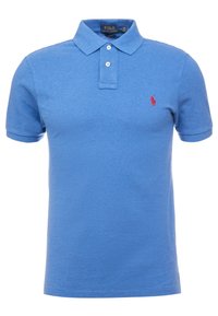 Ljusblå pikétröja i bomull med klassisk krage, tvåknappsslutning och en röd broderad logotyp på bröstet.