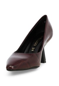 Décolleté in vernice bordeaux con punta appuntita e finitura testurizzata. Presenta un tacco nero elegante e il marchio dorato all'interno.