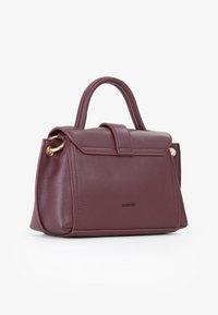 Piccola borsa a mano strutturata in pelle viola scuro, con manico superiore, chiusura a pattina e dettagli in metallo dorato.