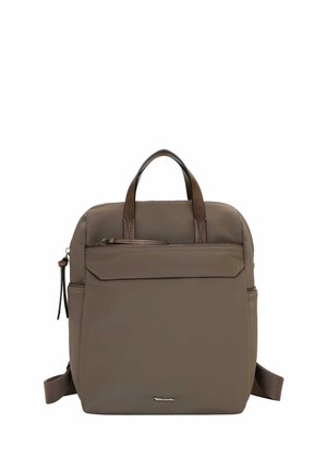 Quadratisch geformter Rucksack in Taupe mit zwei oberen Griffen, Frontreißverschlusstasche, Seitentaschen und verstellbaren Schultergurten.