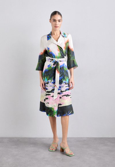 Robe portefeuille en satin avec un motif de traits de pinceau multicolores, des manches bell à trois quarts, une taille ceinturée et une longueur au genou.