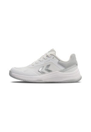 Biały sportowy sneaker z zapięciem na sznurowadła, oddychające siateczkowe boki, srebrne logo w kształcie jodełki oraz grubą wyściełaną podeszwą.