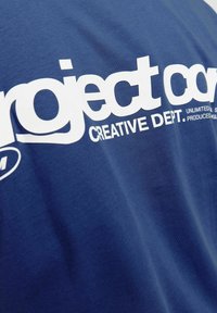 Jack & Jones JCOUNION BACK PRINT TEE CREW - Marškinėliai su spaudiniu - beaucoup blue