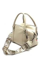 Beige leren handtas met twee handvatten aan de bovenkant, een afneembare gestreepte schouderband en zilveren hardware; beschikt over twee ritscompartimenten en een accentlabel.