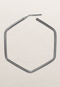 Sechseckiger Metallrahmen mit glatter, reflektierender Oberfläche; verfügt an einem Ende über einen gebogenen Abschnitt. Farbe: metallisches Grau.
