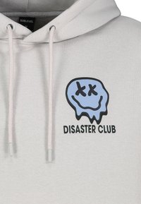Hellgrau Kapuzenpullover mit Schnürzug. Besitzt ein blaues, schmelzendes Totenkopf-Design und den Text "DISASTER CLUB" in Schwarz. Weiche Stofftextur.