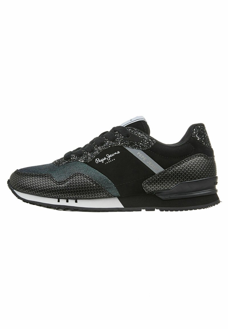 Baskets Pepe Jeans noires et grises avec des détails texturés et pailletés, lacets à l’avant et semelle en caoutchouc, vues de profil.