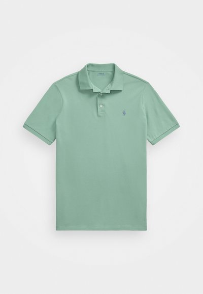 Svetlozelena polo majica iz bombaža s klasičnim ovratnikom, dvema gumboma in vezenim logotipom na prsih. Kratke rokave.