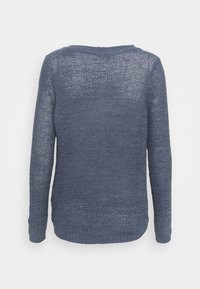 Pull en maille, couleur bleu profond, manches longues, col rond, texture à maille lâche, design décontracté, ourlet arrivant aux hanches.