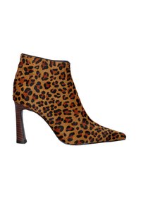 Botín de tacón alto de charol con estampado de leopardo en marrón y negro, hecho de un material texturizado con punta afilada y un tacón esbelto y apilado.