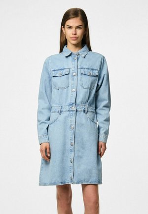 Lichtblauwe denim jurk met lange mouwen, knoopsluiting aan de voorkant, twee borstzakken, tailleband en een A-lijnvorm. Zachte textuur en klassiek ontwerp.