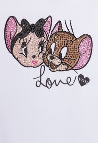 Grafik med två tecknade karaktärer med rhinestones. Karaktärerna är en mus och en katt, ovanför texten "Älskar dig" i svart.