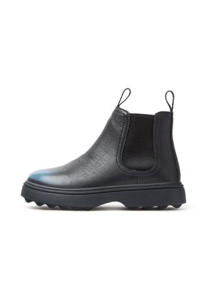 Zwarte leren Chelsea-boot met elastische zijpanelen, treklussen aan de voorkant en achterkant en een dikke geribbelde zool.
