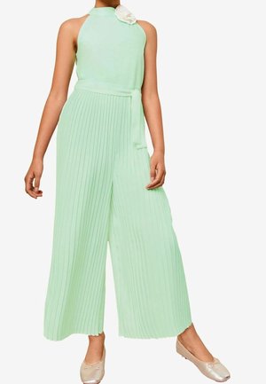 Miętowo-zielony plisowany kombinezon z wiązaniem na szyi typu halter, ozdobiony przymocowanym kwiatem z tkaniny oraz pasującym paskiem w talii. Miękki, lekki materiał.