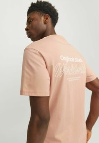 Jack & Jones JORVESTERBRO BACK SS CREW NECK  - Triko s potiskem - canyon sunset