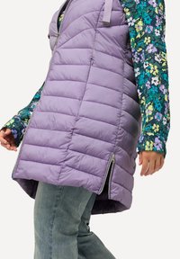Ljuslila puffväst med ett quiltat mönster, utrustad med en dragkedjeförsedd sidoficka och färgglada blommiga ärmar i grönt och blått.
